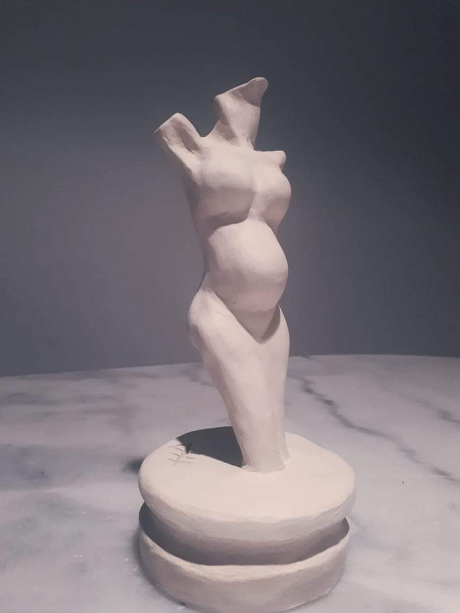 Sculpture — femme enceinte